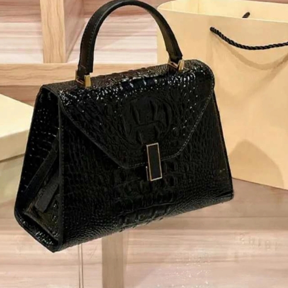 Elegant Black Crocodile-Embossed Handbag - Picture 5 of 5